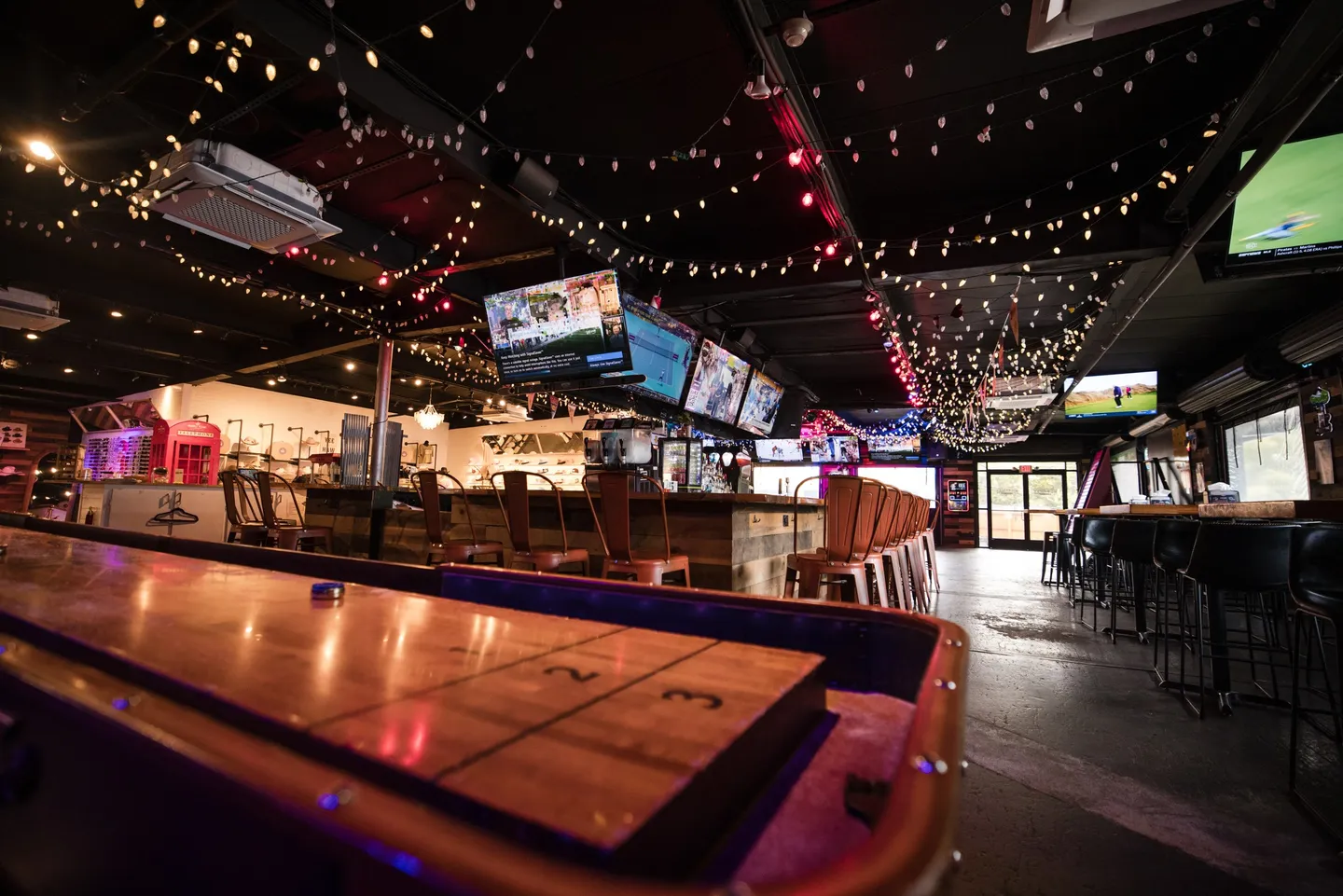Long group tables and sports on TVs at Honky Tonk Hideaway